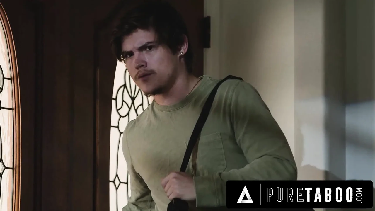 PURE TABOO 变态大学继兄弟抓到热辣的继母夏洛特是一个女主播并操了她！