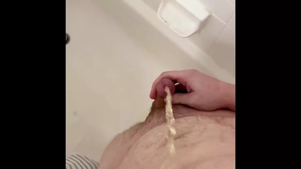 Branlette, éjaculation et pisse