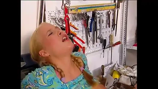 Сексуальные крошки обожают большой член в киске во рту