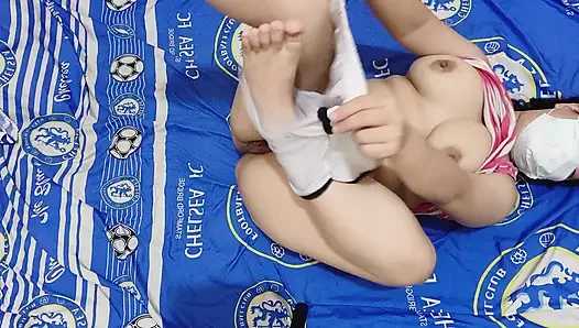 Güzel genç kadın yatıyor.