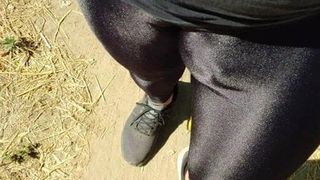 Lopend in het park met glanzende Nike -legging. pt2