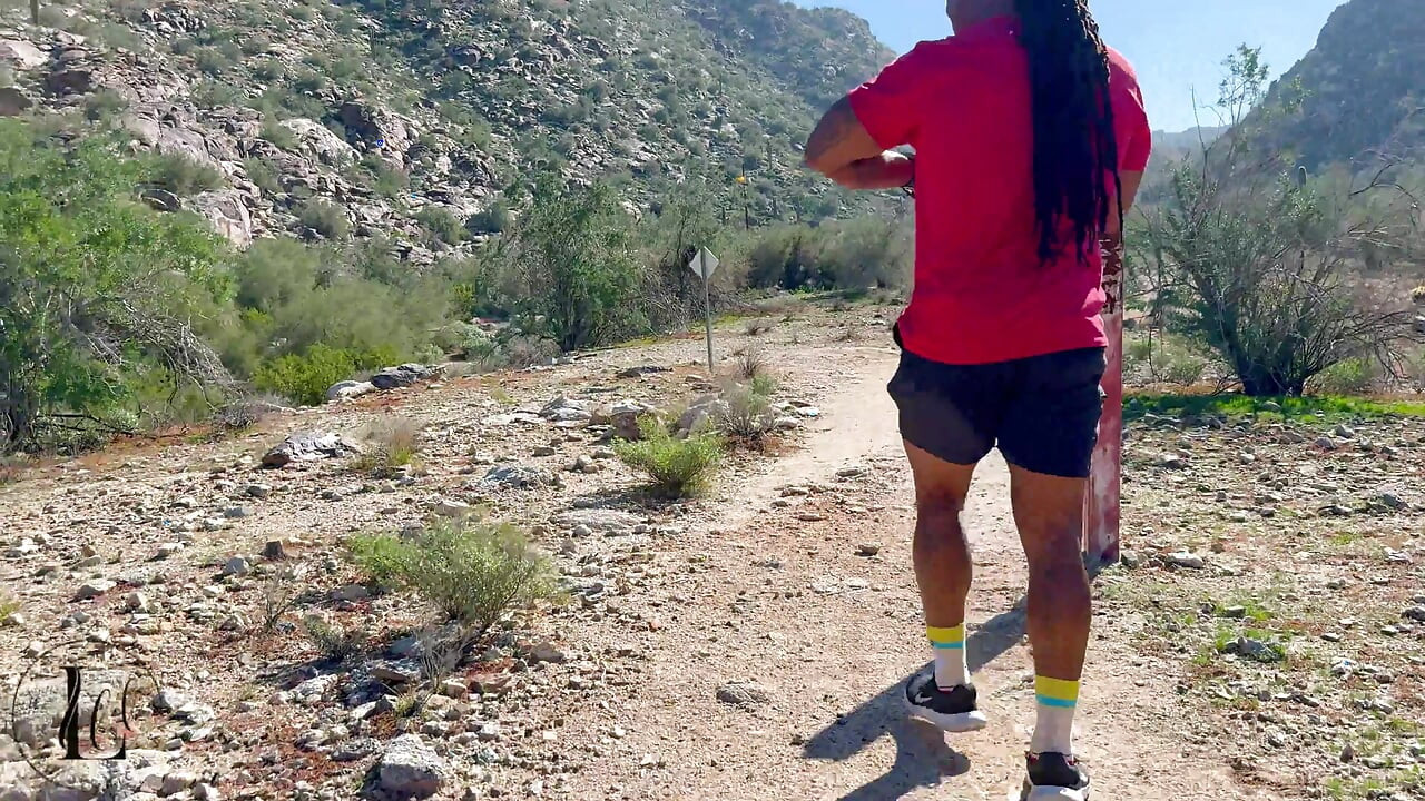 Cuplu negru care face drumeții fresh air și vedete