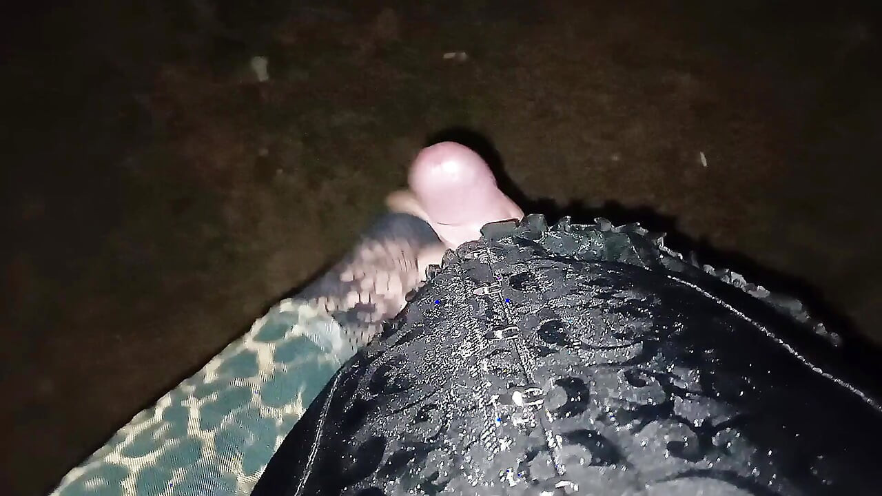 PuanLeo menggoda dan menambat si jalang bancinya di luar rumah semasa dogging