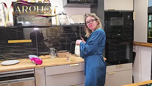 Morgendreier beim Frühstück Mein Mann und mein Liebhaber ficken meine Muschi auf dem Tisch