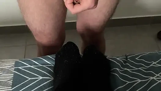 Nach dem sport... meine schwarzen socken haben seine aufmerksamkeit auf sich gezogen