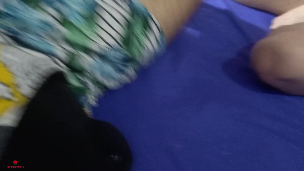 無邪気な顔をした義理の妹は、私に素晴らしいオーラルをさせてほしいと頼みます