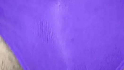 Mor külot bir fırtınada sahilde pissing