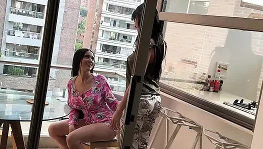 Yenifer Chacon ile kehribar Prada arasında çift lezbiyen karşılaşması, makas, amın mamamı,