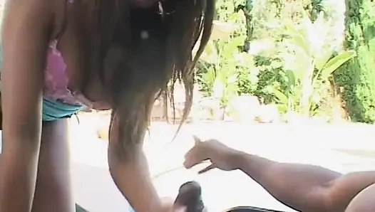 Siyah kaslı adam zenci tombul tatlı melek gözlerine nüfuz ediyor ve amından dölünü yediriyor
