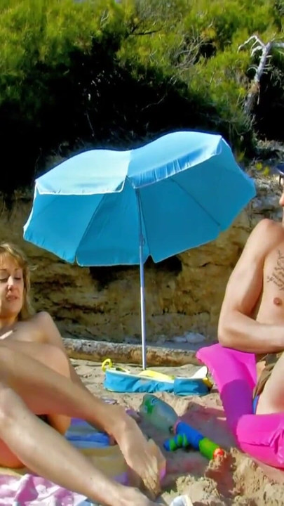Adolescenta franceză Evy Sky are un sex în trei foarte nebun pe plajă | Clip 1
