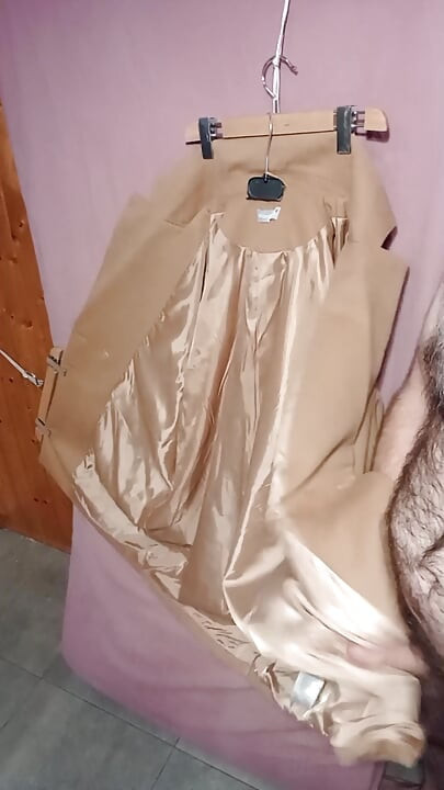 Ejaculând în căptușeala lucioasă a unei gagică elegantă din lână