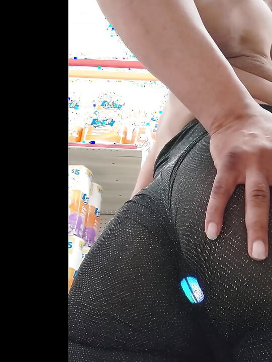 跑腿：Bee去购物，戴着LED插头