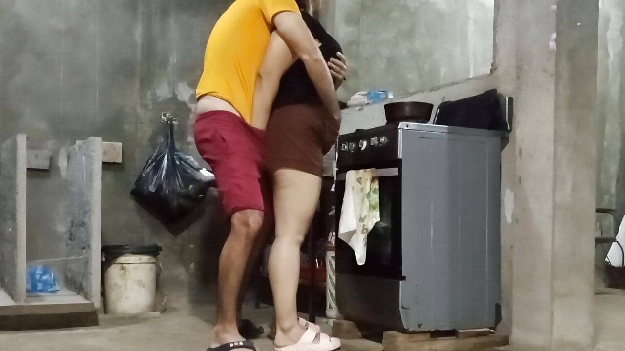 Single mom was going to make dinner but her best friend seduces her to her hard, real homemade sex