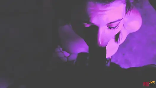 Pelacur terjebak didorong untuk bugil dan nyepong kontol captor