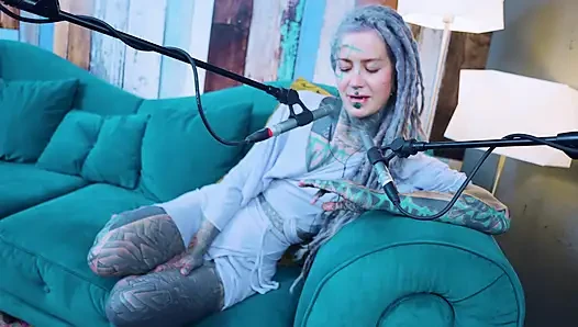 R hakkında konuşuyorum - r - r - asmr podcast sfw konuşuyor gotik sıska kız dreadlocks dövmeli model dövmeli kız