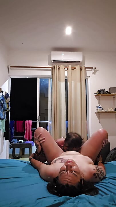 म्हणून आम्ही आमच्या सुट्टीचा आनंद घेतला, आम्हाला खिडकी उघडी ठेवून चोदायला आवडायचे
