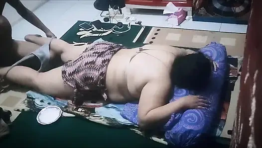 Mollige witwe wird während der massage geil