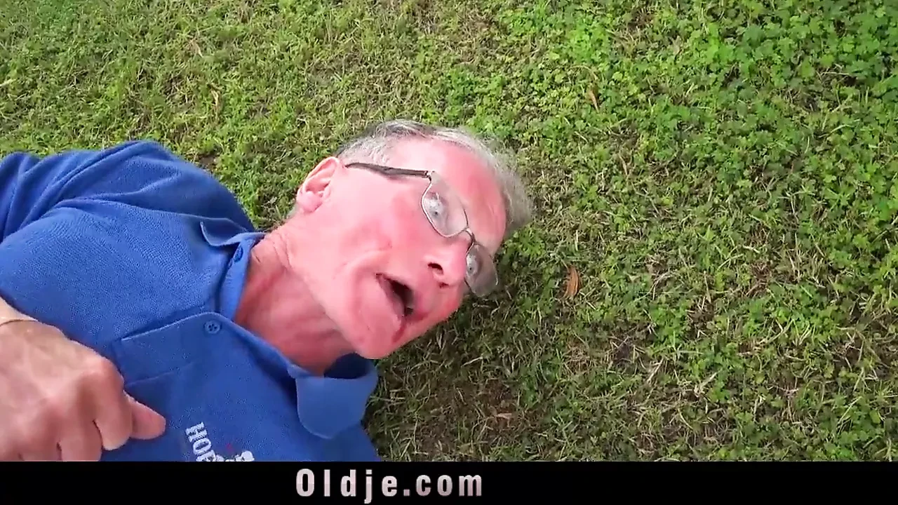 Big dong senior fucks cutie in bridge position
