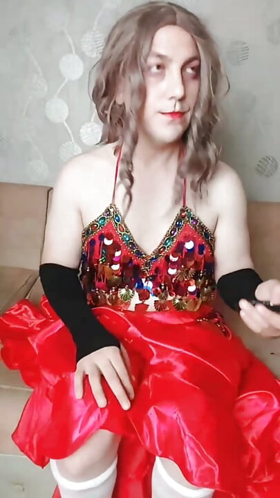 Kırmızı baştan çıkarıcı elbiseli göbek dansçısı kadın