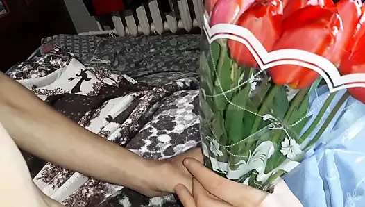 Kız arkadaşım beni çiçek buketleri ve oral seksle uyandırdı