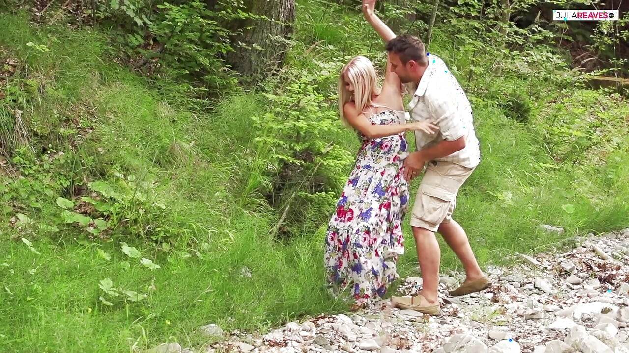 Neuken in het bos in de groene natuur maakt mijn kut nat