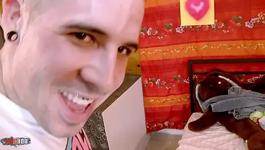 Vania Flores: güzel genç İspanyol bebek Vania Flores erkek arkadaşının önünde sikiliyor