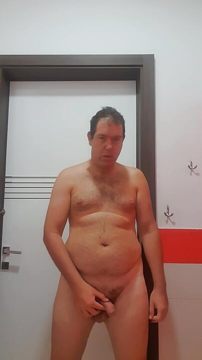 Een jongen volledig naakt in de badkamer van een station