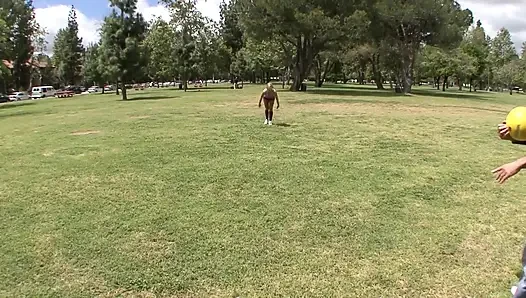 Azgın genç kaltağın uzun şişmiş amcıkları dölle dolu küçük görünüyor