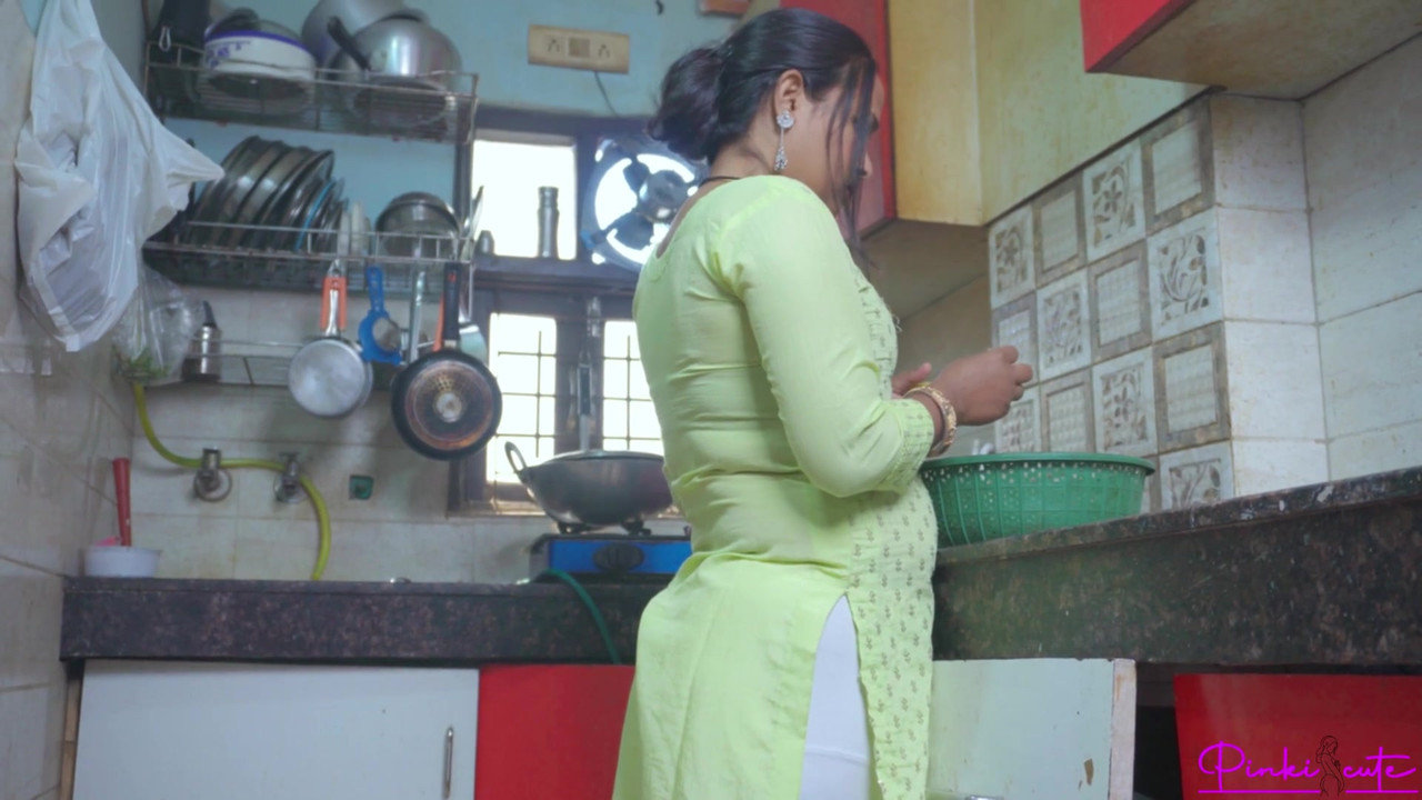 在厨房拍摄照片时，在厨房裸体，操她的阴户。