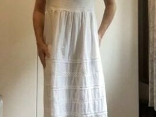 Sarahs Transvestit kommt im weißen Kleid