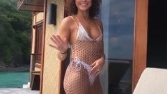 Sarah hyland dengan bikini putih saat liburan