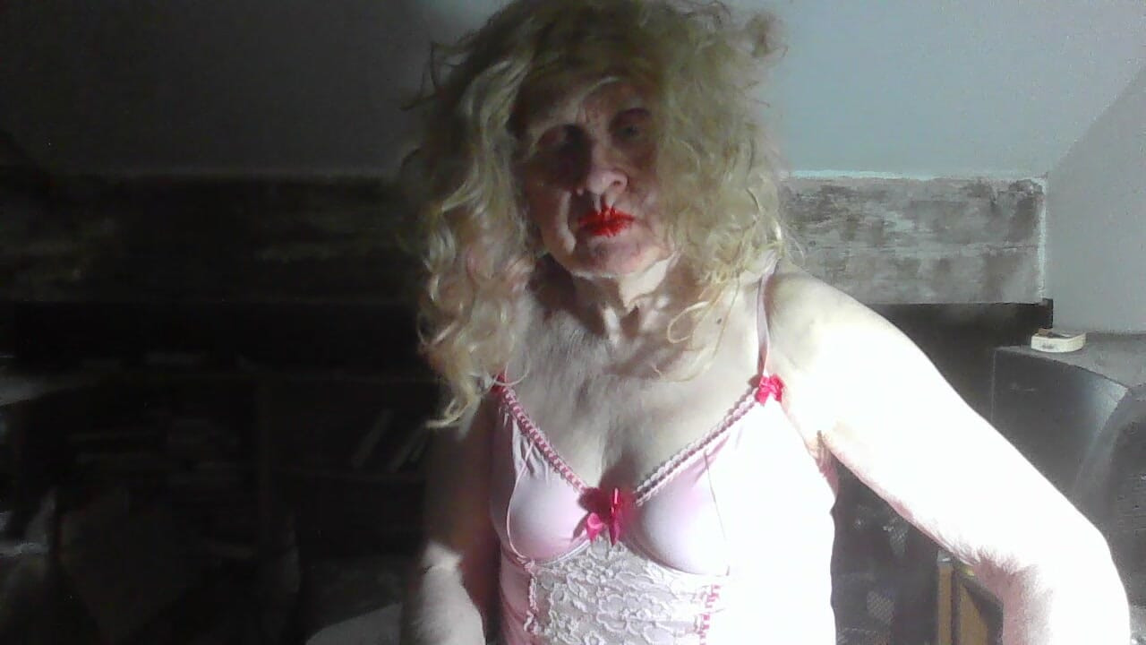 绝望的渣莎拉，在没有她通常沉重的荡妇化妆的情况下摆姿势和手淫，尽管邻居和家人可能会认出她