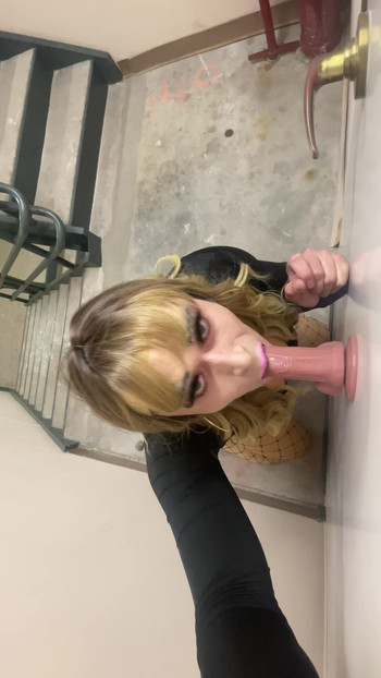 Sissy transvestit kurva Rylie DeWhore sisa veliki dildo na javnom stubištu Skoro uhvaćena amaterski femboy trap pušenje