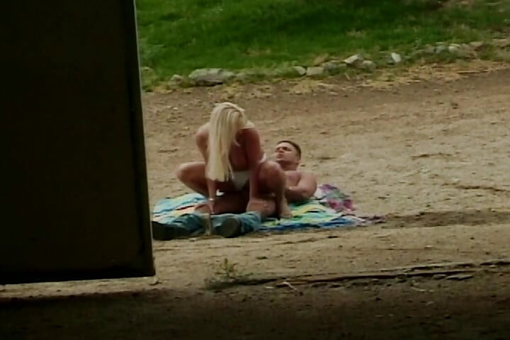 Καυτή ξανθιά πουτάνα καβαλάει πούτσα σε εξωτερικό χώρο πριν χύσει