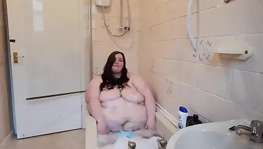 İri güzel kadın banyo zamanı eğlencesi ve göbek sallıyor