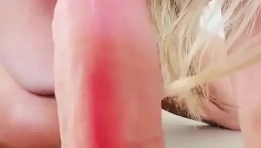 Riesigen dildo lutschen und reiten