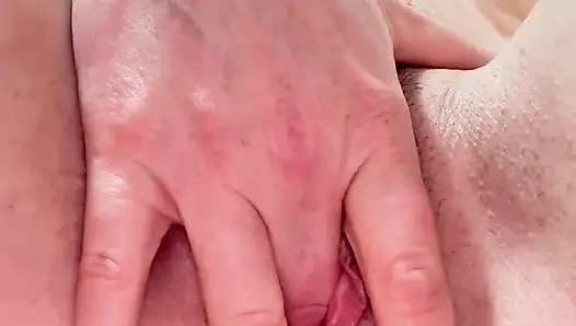 Islak ve ateşli orta yaşlı seksi kadın yarağını bekliyor