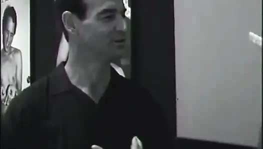 Dövmeli sarışın adam götünü seviyor