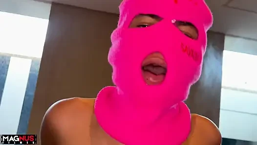 Dildo ile sikişen saç dolu bu kıllı amına bakın