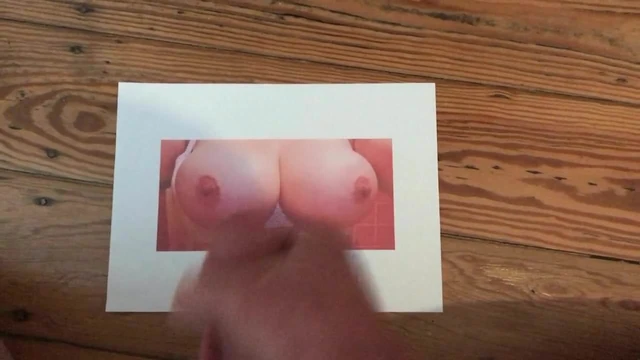 Kurt besamt das Tittenbild der Ehesau