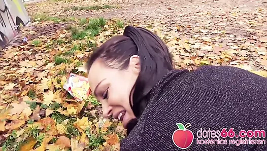 Горячая и рискованная на публике: брюнетку-милфу-шлюшку жестко отшпилили