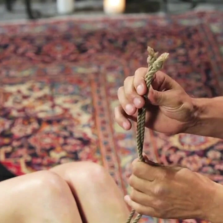 Shibari 201 - Futomomo vezanje nogu i šibanje nogu