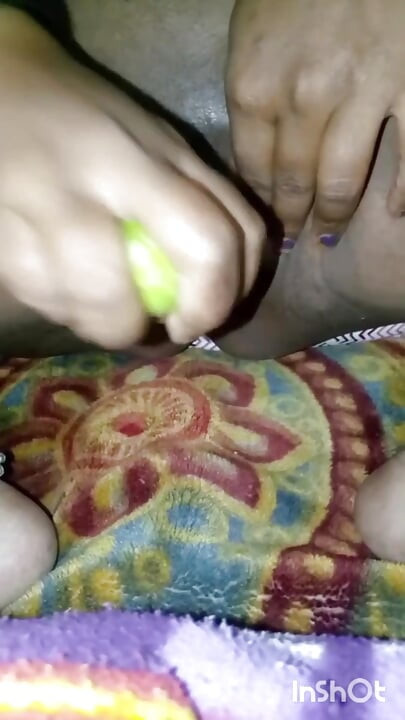 Hoje, Savita Bhabhi esvaziou completamente sua vagina de todos os seus fluidos.