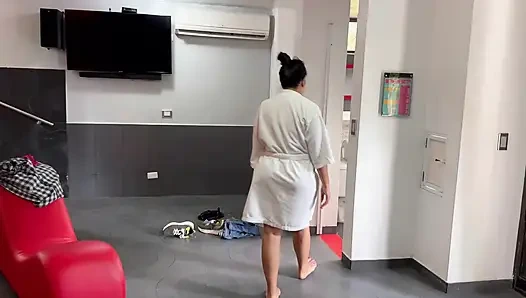 Sıcak Latin kadın, arkadaşıyla duş altında ıslak anal seksin tadını çıkarıyor