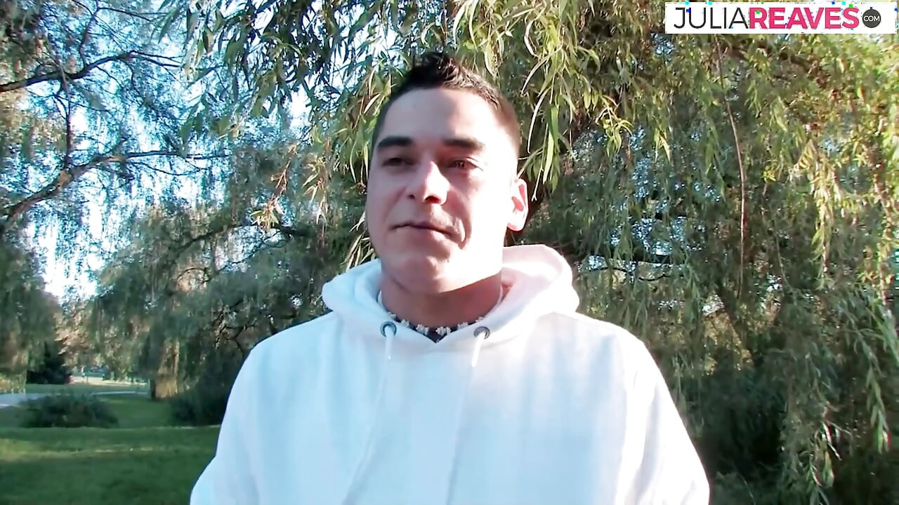 Remaja blonde merintih semasa dia dikongkek keras di sofa