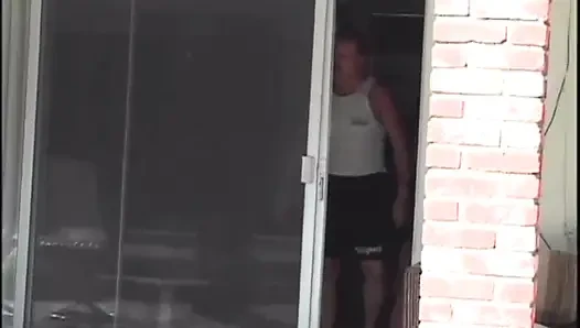 Blonde milf mit dicken möpsen, dreierfick im schwimmbad