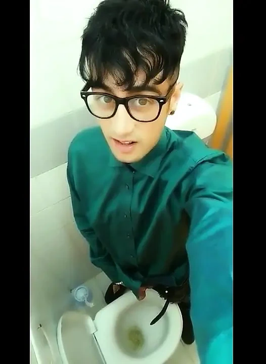 Teen Pisses 5 Times at the Public Toilets in One Day Challenge