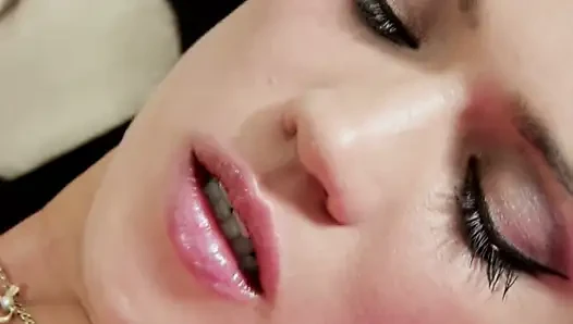 Caught buns szene 3_sexy brünette steckt ihre finger durch ihr höschen