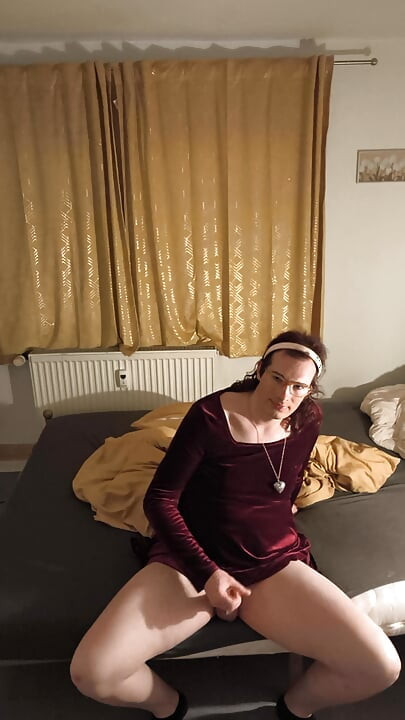 穿着性感礼服自慰并射精