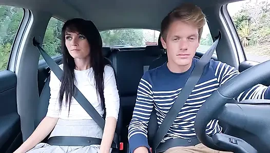 Betrügender freund auf den rücksitzen in mr. Muschilecken im auto
